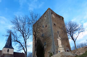 donjon du 14ème siècle de Saint-Sernin-du-Bois en Bourgogne du Sud