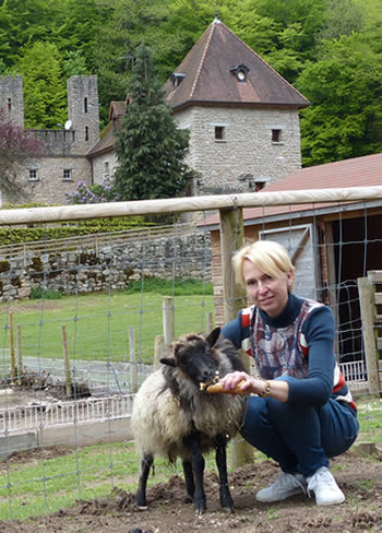 Tania vous accueille au Grand Gîte du Bas de Chêne à Saint-Sernin-du-Bois, photographiée ici avec sa brebis préférée