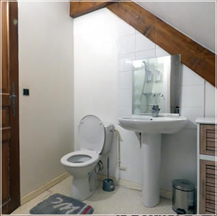 salle de bain à coté du dortoir