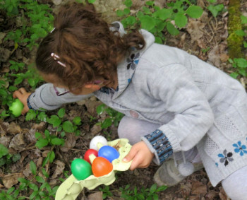 petite fille rammassant les oeufs