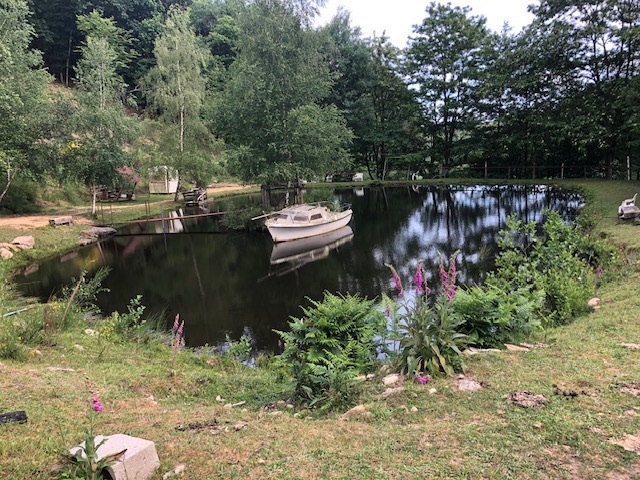 Barque au milieu de l'étang
